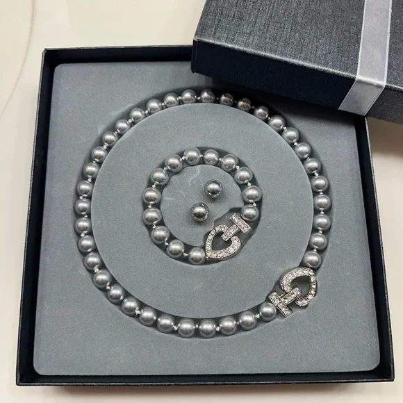 Elegant Silver Pearl Jewelry Set - Picture 3 of 6